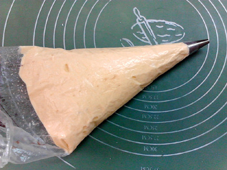 草莓法罗夫夹心软饼步骤11