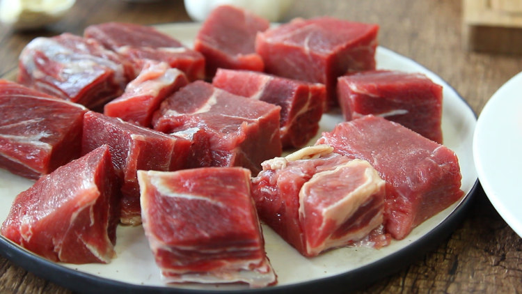勃艮第红酒炖牛肉步骤2