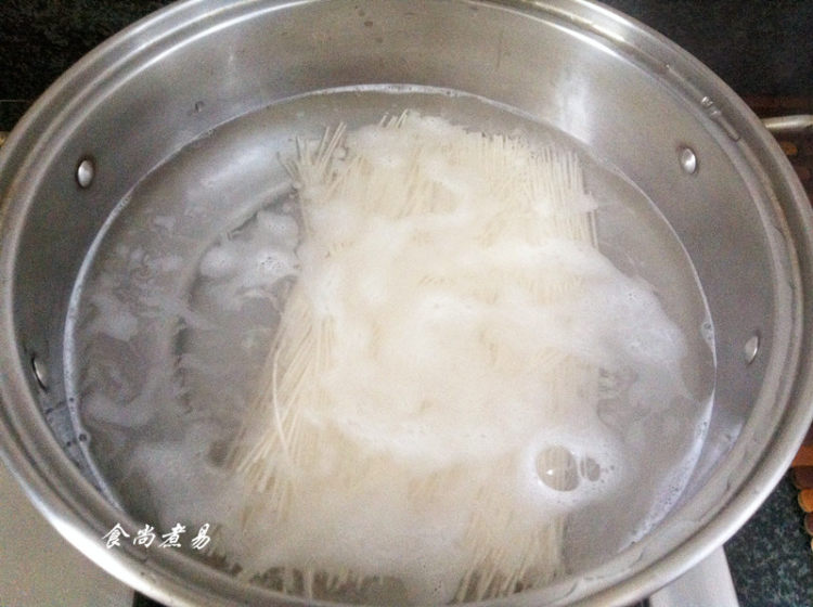 咖喱鱼蛋鲜虾面步骤6