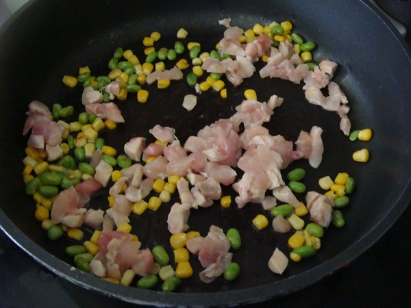 菠萝椰汁炒饭步骤6