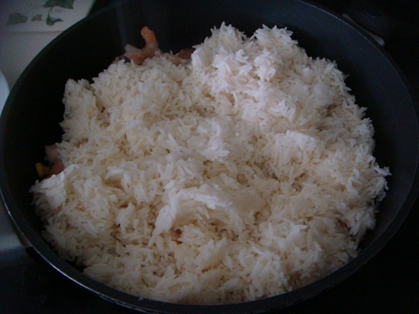 菠萝椰汁炒饭步骤7