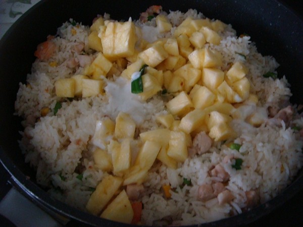 菠萝椰汁炒饭步骤9