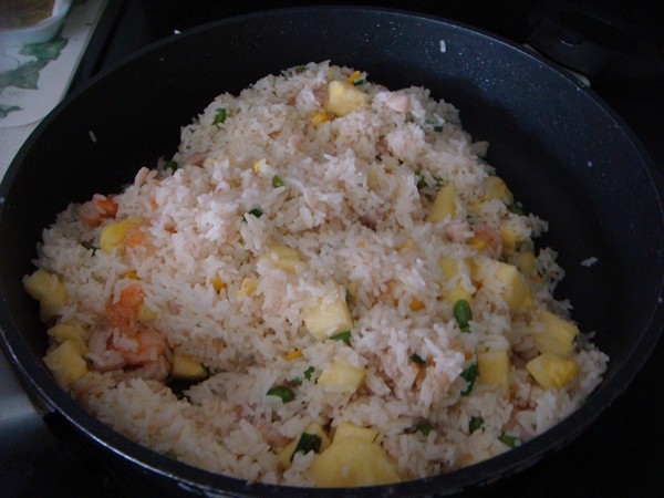 菠萝椰汁炒饭步骤10