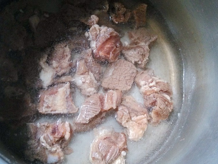 咖喱土豆牛腩饭步骤1