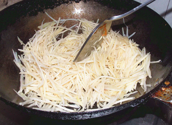咖喱土豆胡萝卜丝步骤4