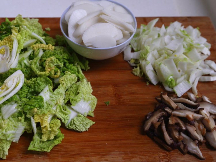 香菇青菜炒年糕步骤1