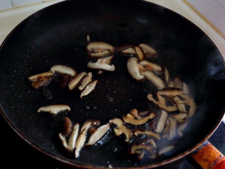 香菇青菜炒年糕步骤2