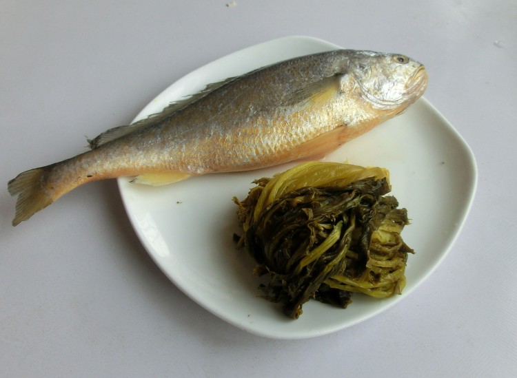 黄鱼雪菜煨面步骤1