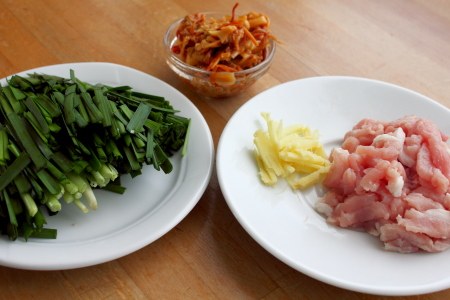 韭菜肉丝春卷步骤2
