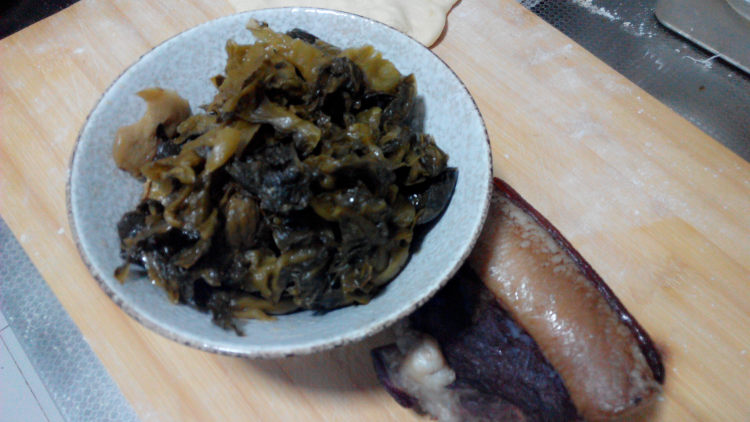 酸菜腊肉鸡婆头步骤2