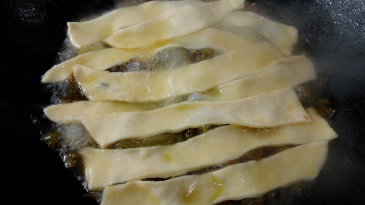 酸菜腊肉鸡婆头步骤11