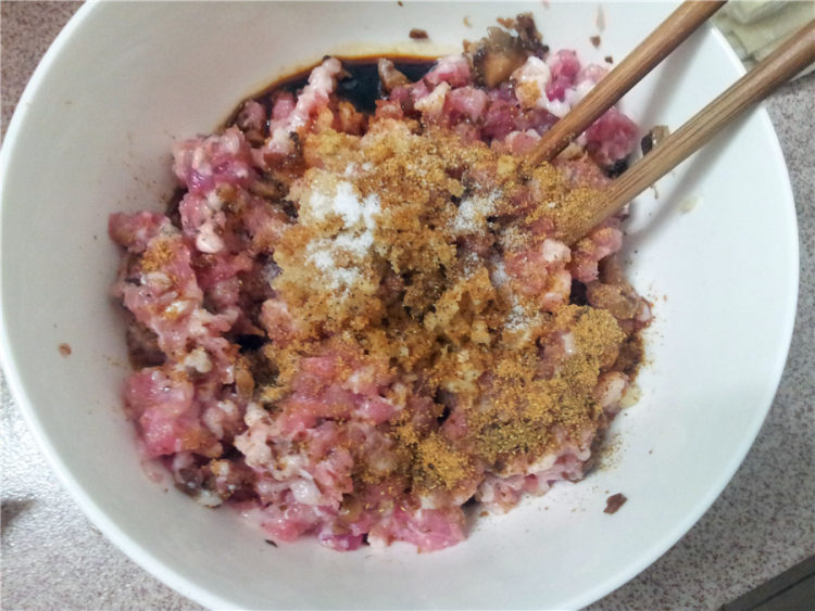 香菇木耳抄手步骤3