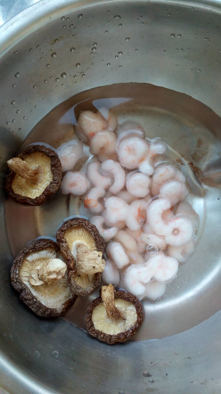香菇虾仁生煎包步骤1