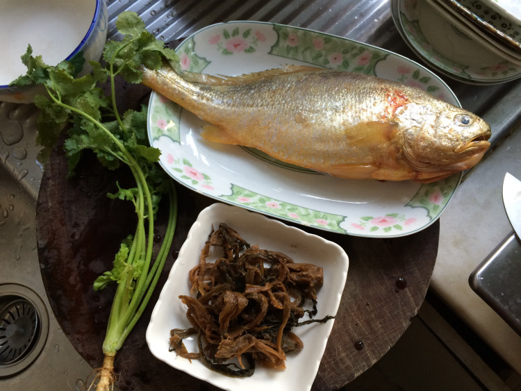 雪菜黄鱼面步骤1