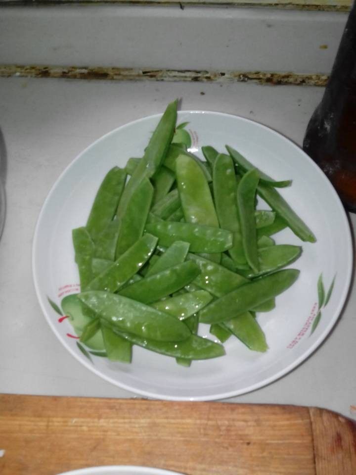 藕片炒荷兰豆步骤1