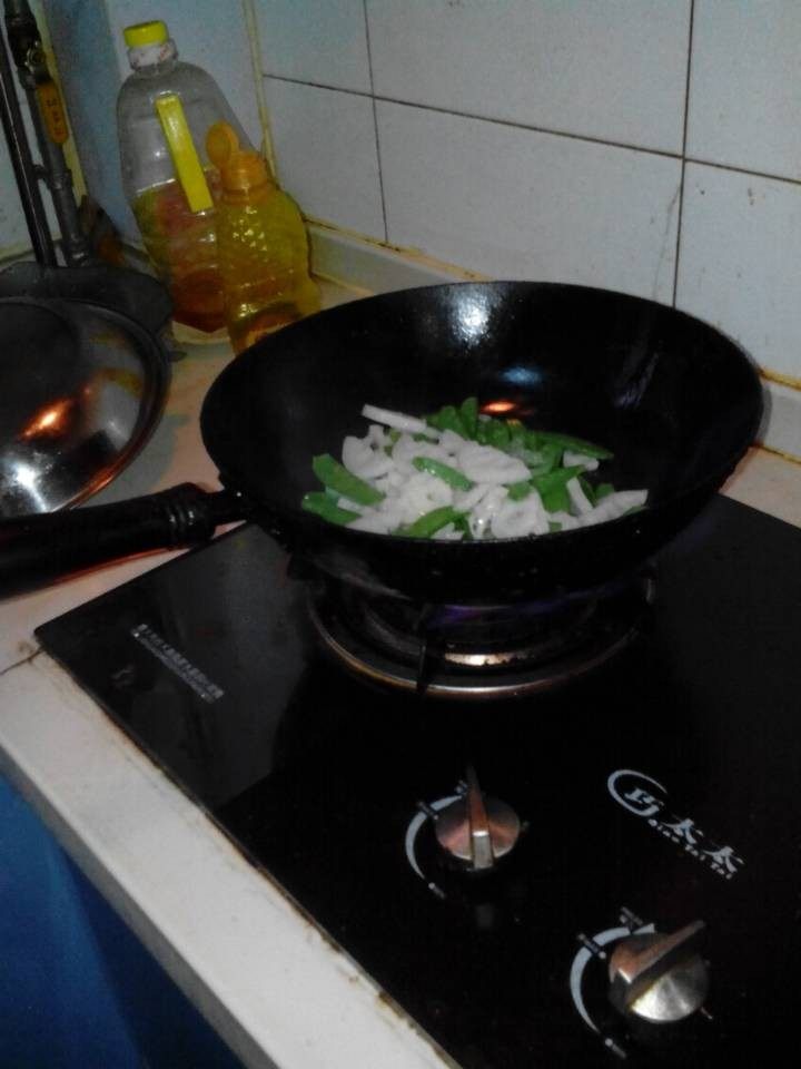 藕片炒荷兰豆步骤4