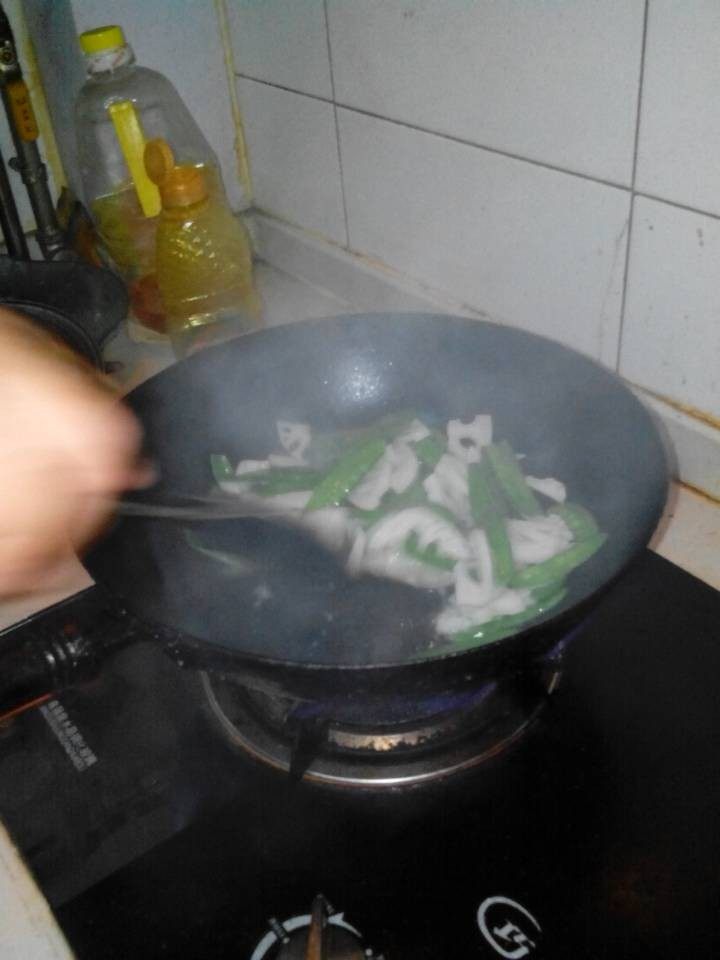 藕片炒荷兰豆步骤5
