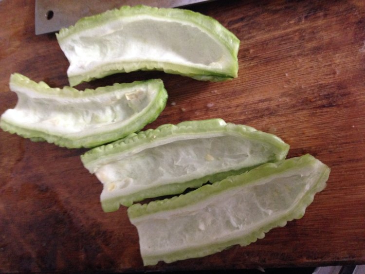 苦瓜小炒肉步骤1