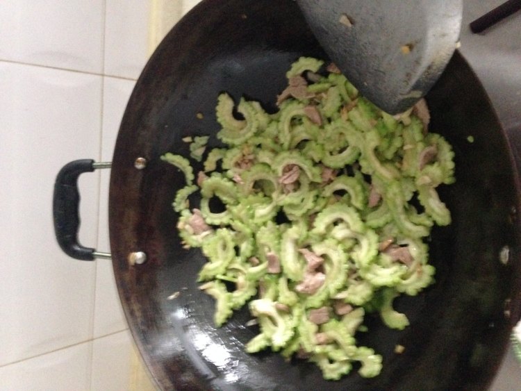 苦瓜小炒肉步骤7