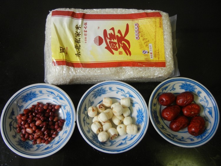 红枣莲子赤豆粥步骤1
