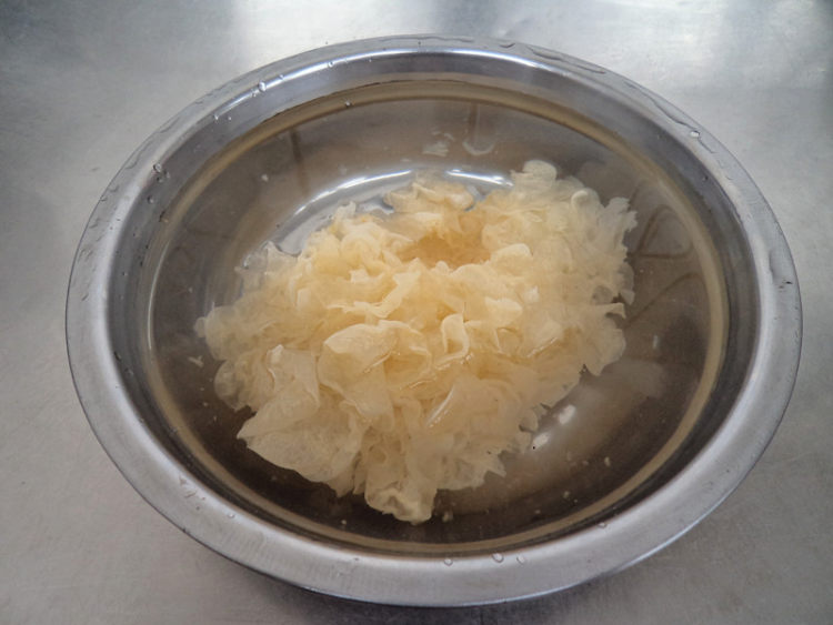 山药桂圆银耳羹步骤1