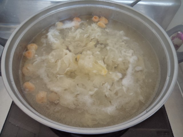 山药桂圆银耳羹步骤4