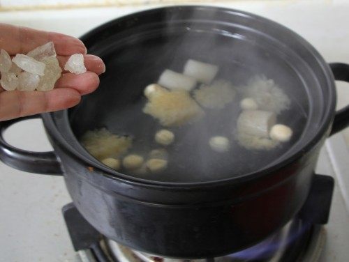 银耳竹荪莲子汤步骤5