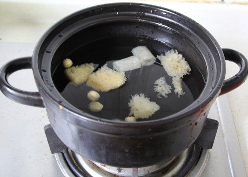 银耳竹荪莲子汤步骤4