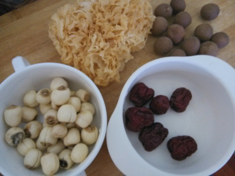 银耳莲子红枣桂圆汤步骤1