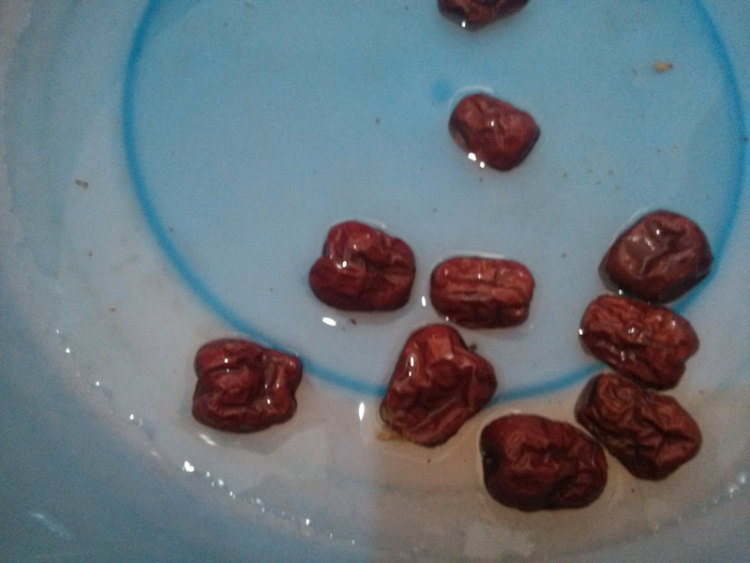 银耳莲子红枣桂圆汤步骤3
