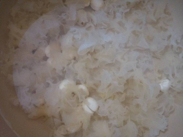 银耳莲子红枣桂圆汤步骤5