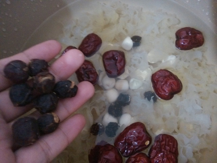 银耳莲子红枣桂圆汤步骤6