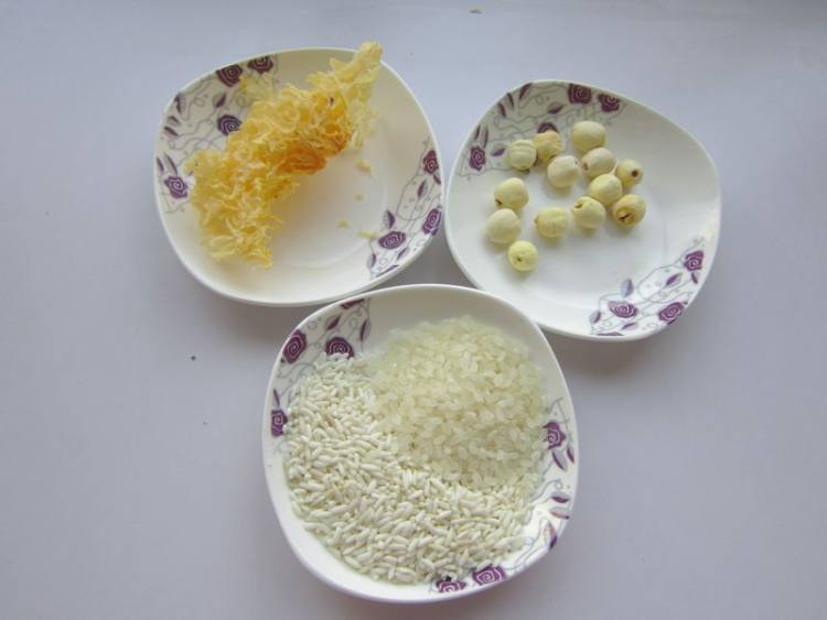 银耳雪梨粥步骤1