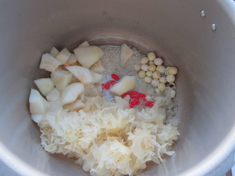 银耳雪梨粥步骤8