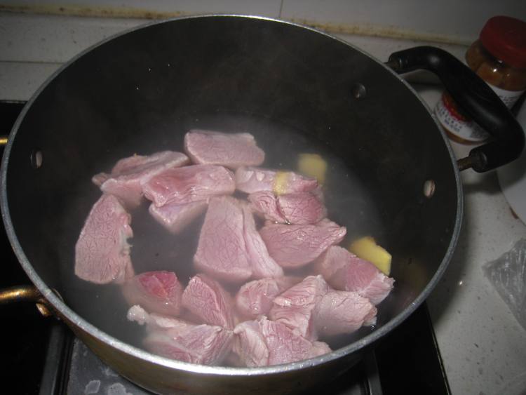 花旗参银耳煲瘦肉步骤2