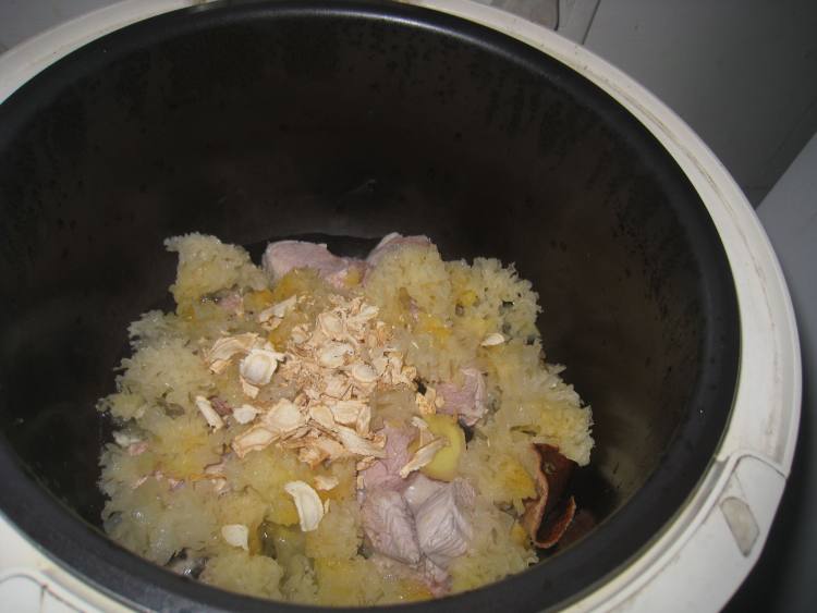 花旗参银耳煲瘦肉步骤6