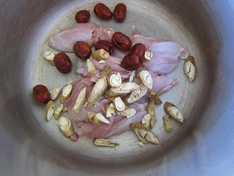花旗参煲鸡汤步骤8