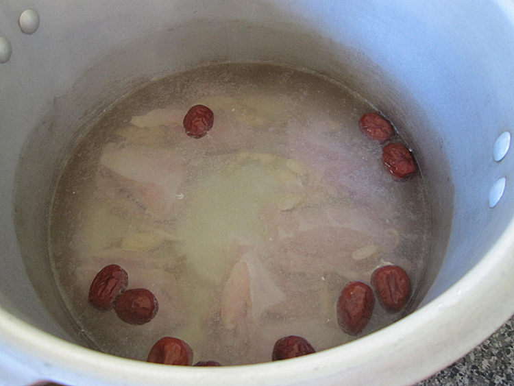 花旗参煲鸡汤步骤9