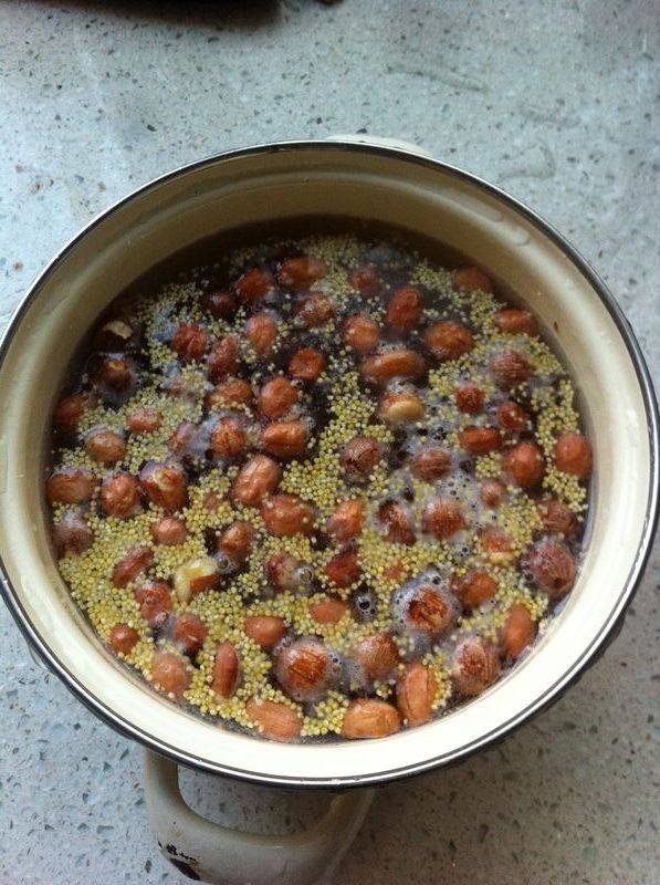 莲子花生小米粥步骤2