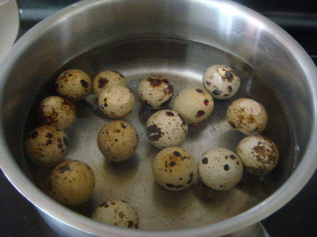 鹌鹑蛋桂圆肉糖水步骤3