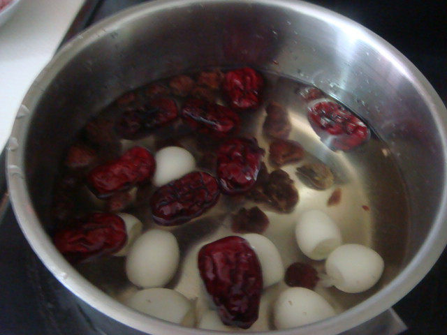 鹌鹑蛋桂圆肉糖水步骤5
