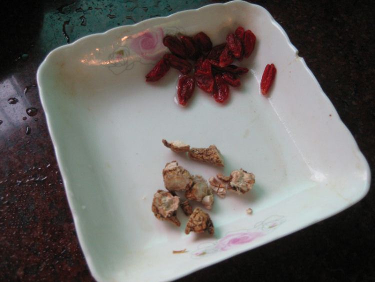 花旗参炖鸡步骤1
