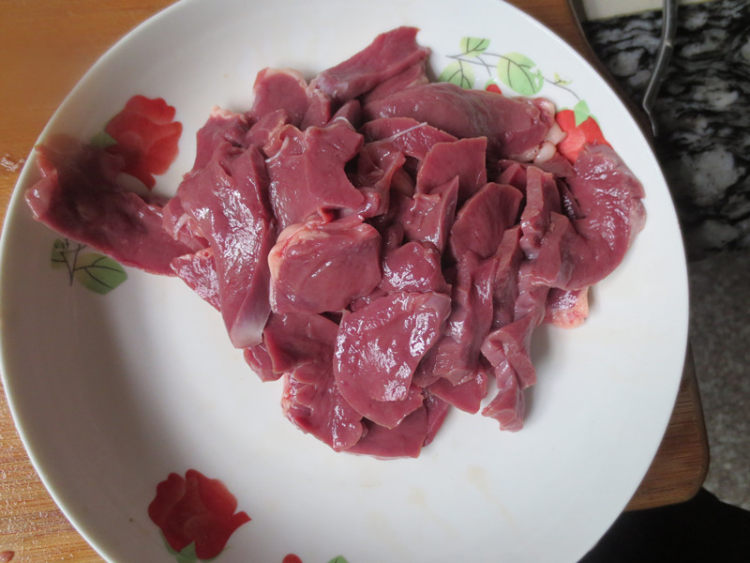 党参瘦肉猪心汤步骤2