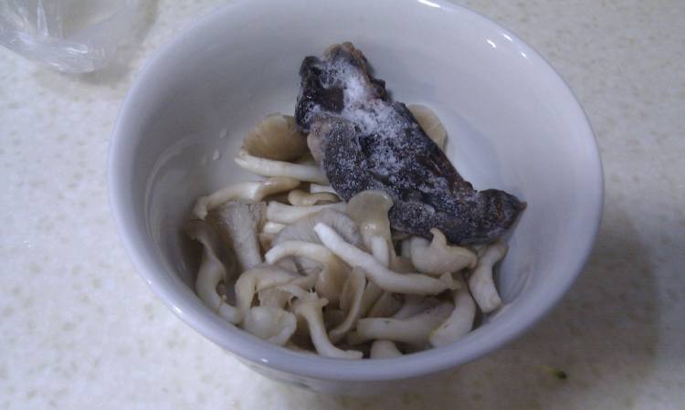 蟹味菇炒猪心步骤1