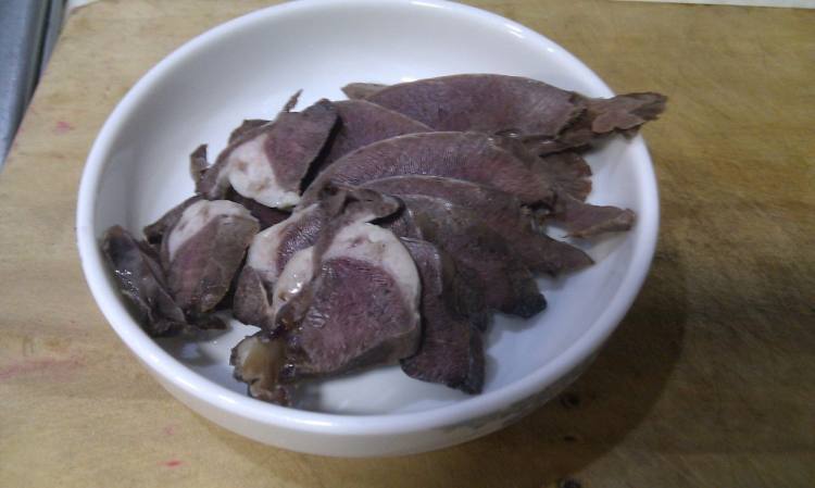 蒜苗炒猪心步骤2