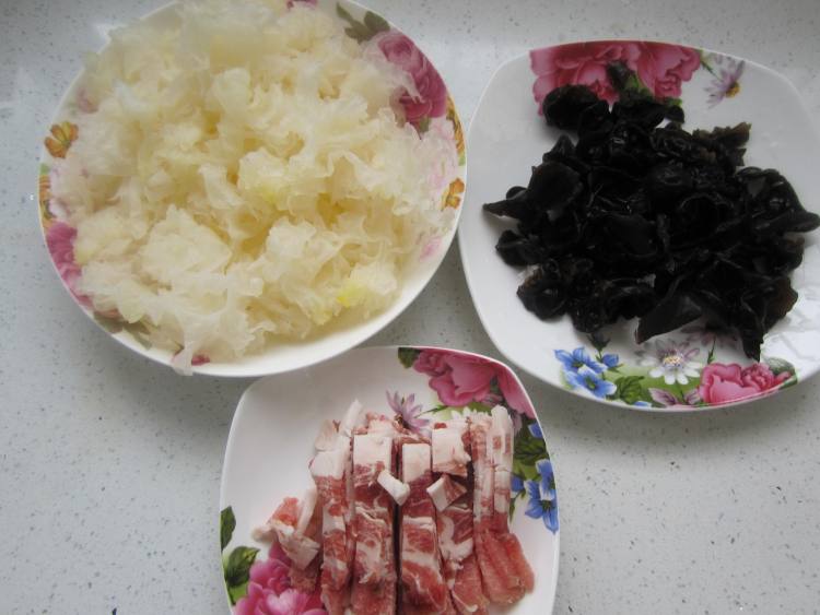 肉片炒双耳步骤1