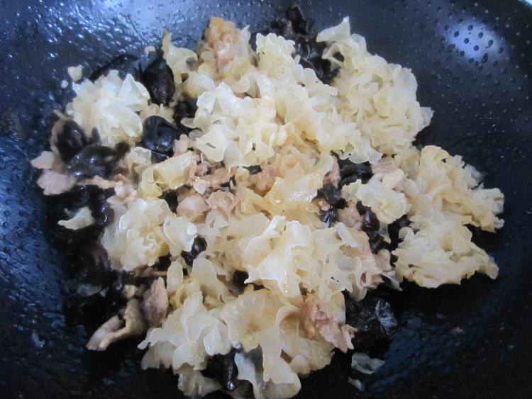 肉片炒双耳步骤5