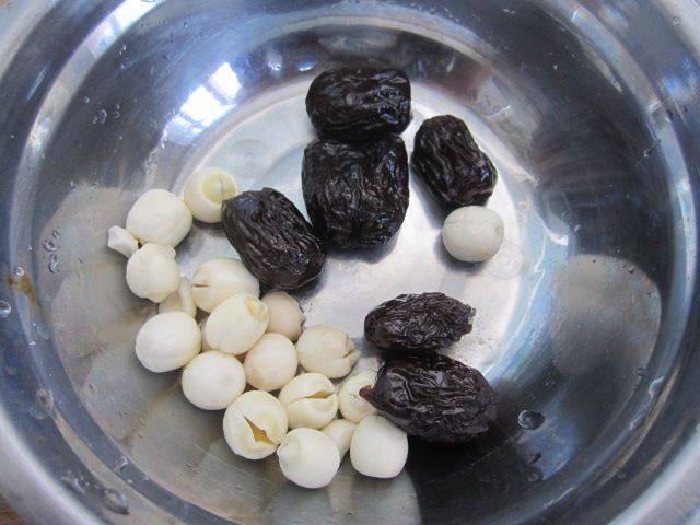 银耳莲子红枣汤步骤3