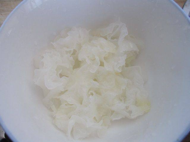 银耳莲子红枣汤步骤1