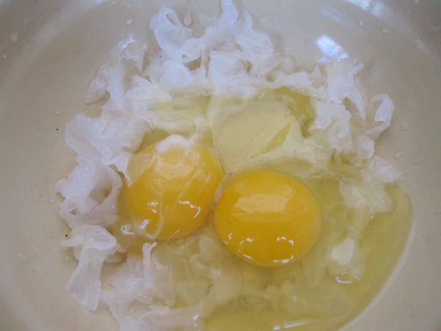 银耳摊鸡蛋步骤2